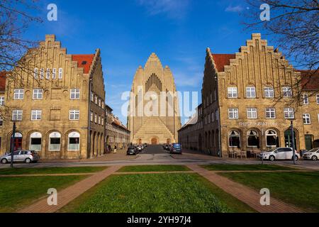 COPENHAGUE, DANEMARK - AVRIL 30 2023 : des gens devant l'église Grundtvigs dans le district de Bispebjerg le 30 avril 2023 à Copenhague, Danemark. Banque D'Images