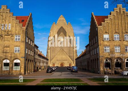 COPENHAGUE, DANEMARK - AVRIL 30 2023 : des gens devant l'église Grundtvigs dans le district de Bispebjerg le 30 avril 2023 à Copenhague, Danemark. Banque D'Images