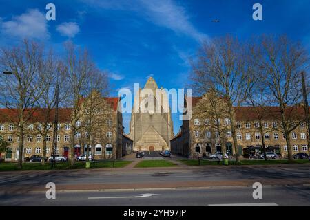 COPENHAGUE, DANEMARK - AVRIL 30 2023 : des gens devant l'église Grundtvigs dans le district de Bispebjerg le 30 avril 2023 à Copenhague, Danemark. Banque D'Images