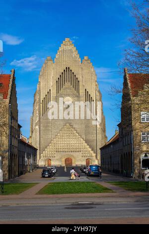 COPENHAGUE, DANEMARK - AVRIL 30 2023 : des gens devant l'église Grundtvigs dans le district de Bispebjerg le 30 avril 2023 à Copenhague, Danemark. Banque D'Images