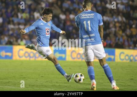 Mexico, Mexique. 09 novembre 2024. Alexis Gutiérrez #14 de Cruz Azul tire le ballon contre Tigres de la UANL lors du 17ème tour du Torneo de Apertura 2024 Liga MX à Estadio Ciudad de los Deportes. Score final 1 Tigres 1- 1Cruz Azul. Le 9 novembre 2024 à Mexico, Mexique. (Photo de Ismael Rosas/ Credit : Eyepix Group/Alamy Live News Banque D'Images