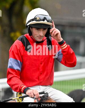 Leicester, Royaume-Uni. 10 novembre 2024. Marc Goldstein salue la foule après avoir remporté le 3,25 à Sandown, Royaume-Uni, le 10/11/2024, à l'hippodrome de Sandown, Leicester photo de Paul Blake/Alamy Sports News crédit : Paul Blake/Alamy Live News Banque D'Images