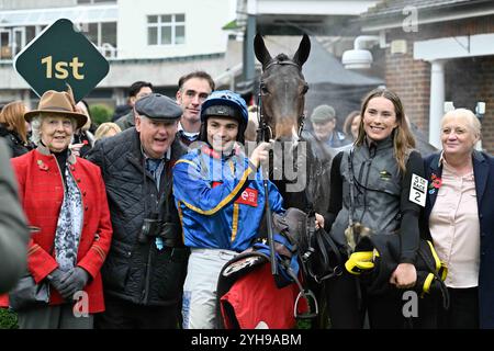 Leicester, Royaume-Uni. 10 novembre 2024. Connections of Ooh Betty ont leur photo prise dans l'enceinte des gagnants à Sandown, Royaume-Uni, 10/11/2024, à Sandown Racecourse, Leicester photo par Paul Blake/Alamy Sports News crédit : Paul Blake/Alamy Live News Banque D'Images