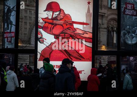 Moscou, Russie. 10 novembre 2024. Les gens regardent l'équipement militaire soviétique de l'ère de la seconde Guerre mondiale dans un musée en plein air sur la place Rouge, dédié à l'histoire de la défense de Moscou, en Russie. L'exposition marque le 83e anniversaire de la parade historique de la place Rouge du 7 novembre 1941, lorsque les troupes de l'Armée Rouge partaient pour les lignes de front de la seconde Guerre mondiale pour défendre Moscou contre les forces nazies Banque D'Images