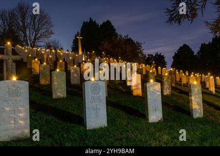 10 novembre 2024. Dimanche du souvenir au cimetière militaire d'Aldershot dans le Hampshire, Angleterre, Royaume-Uni. La cérémonie annuelle de l'éclairage des graves a eu lieu dans la soirée. Toutes les tombes étaient ornées d'une bougie pour rappeler les hommes et les femmes des forces enterrés ici qui ont été tués dans les guerres 1 et 2 et les conflits ultérieurs, et tous ceux qui ont été tués pendant leur service, et un court acte de souvenir a été tenu en leur honneur. Banque D'Images