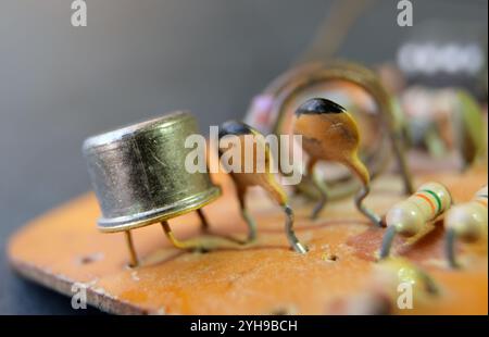 Transistor à gaine métallique sur un circuit électronique simple. Focalisé sur le transistor. Banque D'Images