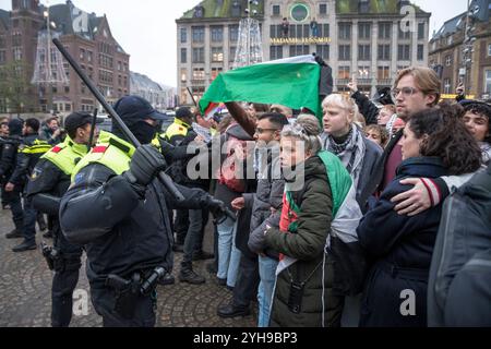 Amsterdam. Pays-Bas.10 novembre 2024.la protestation illégale pro-palestine a pris fin par la police sur la place Dam. Plus d'une centaine de manifestants ont été arrêtés. Credit:Pmvfoto/Alamy Live News Banque D'Images