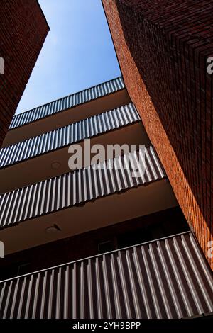 quatre balcons entre les murs de briques Banque D'Images