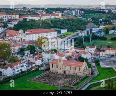 Vue aérienne par drone de Mosteiro de Santa Clara de Coimbra, Mosteiro de Santa Clara-a-Velha et Convento Sao Francisco Banque D'Images