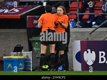 Dagenham, Royaume-Uni. 10 novembre 2024. Super League pour femme. West Ham V Leicester City. Chigwell construction Stadium. Dagenham. Elizabeth Simms (arbitre) se fait retirer sa radio alors qu'elle quitte le terrain lors du match de Super League Womens de West Ham V Leicester City Barclays au Chigwell construction Stadium de Dagenham. Crédit : Sport in Pictures/Alamy Live News Banque D'Images