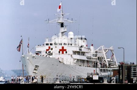 Le HMS Herald converti en navire-hôpital pour la guerre des Malouines - vu au Royal Naval Dockyard, Portsmouth Harbour Banque D'Images