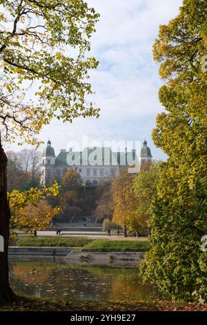 Le Palais sur l'île en automne Banque D'Images