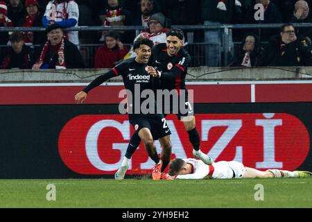 Nathaniel BROWN (Eintracht Frankfurt, #21) erzielt das Tor zum 0:2, jubelt/freut sich mit Omar MARMOUSH (Eintracht Frankfurt, #07), Emotion, Freude, Begeisterung GER, VfB Stuttgart (VFB) v. Eintracht Frankfurt (SGE), Fussball, Maenner, Herren, 1. Bundesliga, 10 ans. Spieltag, saison 2024/2025, 10.11.2024 LA RÉGLEMENTATION DFL/DFB INTERDIT TOUTE UTILISATION DE PHOTOGRAPHIES COMME SÉQUENCES D'IMAGES ET/OU QUASI-VIDÉO Foto : Eibner-Pressefoto/Oliver Schmidt Banque D'Images