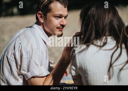 Jeune couple aime une conversation en plein air détendue dans la nature Banque D'Images