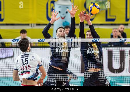 Bloc par Lorenzo Cortesia et Konstantin Abaev - Rana Verona pendant Itas Trentino vs Rana Verona, match de Superligue italienne de volleyball Serie A Men à trente, Italie, le 10 novembre 2024 Banque D'Images