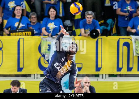 Service de Noumory Keita - Rana Verona lors de Itas Trentino vs Rana Verona, match de Superligue masculine de volleyball Italien Serie A à trente, Italie, le 10 novembre 2024 Banque D'Images