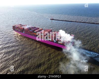 Vue aérienne d'un grand porte-conteneurs quittant le port de Rotterdam, pays-Bas Banque D'Images