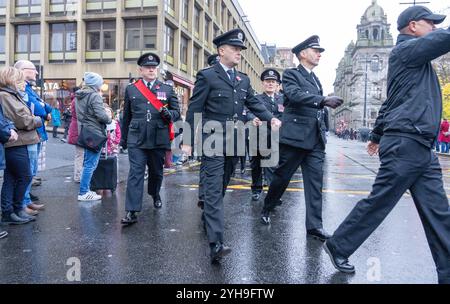 Glasgow, Écosse, Royaume-Uni. 10 novembre 2024. Les anciens combattants et le personnel militaire marchent le long de George Street jusqu'au cénotaphe de George Square à Glasgow aujourd'hui pour un service du dimanche du souvenir. Crédit R. Nouvelles en direct de Gass /Alamy Banque D'Images