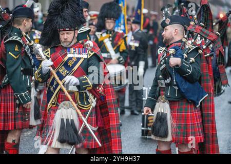 Glasgow, Écosse, Royaume-Uni. 10 novembre 2024. Les anciens combattants et le personnel militaire marchent le long de George Street jusqu'au cénotaphe de George Square à Glasgow aujourd'hui pour un service du dimanche du souvenir. Crédit R. Nouvelles en direct de Gass /Alamy Banque D'Images