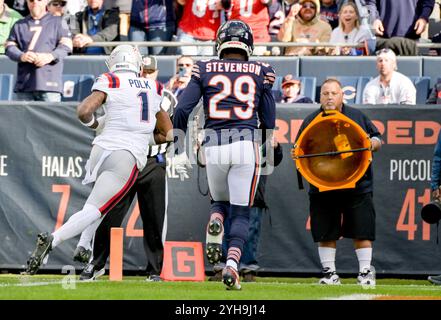 Chicago, États-Unis. 10 novembre 2024. Le receveur Ja'Lynn Polk (1) des Patriots de la Nouvelle-Angleterre marque un touchdown pour le deuxième quart-temps contre les Bears de Chicago au Soldier Field à Chicago le dimanche 10 novembre 2024. Photo de Mark Black/UPI crédit : UPI/Alamy Live News Banque D'Images