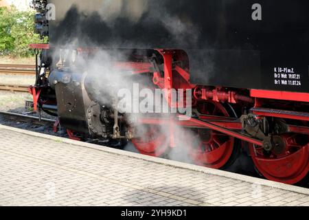 Roues du premier départ matinal du train à vapeur à la gare de Nordhausen le 10 septembre 2024 dans la région de Thuringe, Allemagne. Le train d'aujourd'hui est remorqué Banque D'Images