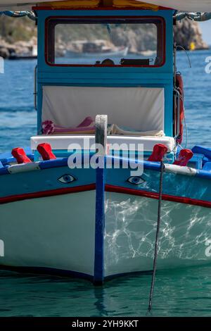 Bateau de pêche grec traditionnel en bois avec une paire d'yeux peints sur la proue ou l'avant sous la timonerie ou la cabine. Banque D'Images