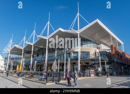 gunwharf Quays centre commercial sur le front de mer à Portsmouth, Hampshire, Royaume-Uni Banque D'Images