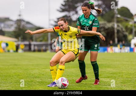 Wellington, Nouvelle-Zélande, 10 novembre 2024. Le défenseur Mackenzie Barry de Wellington Pheonix est surveillé de près par l'attaquante de Canberra United Mary Stanic-Floody lors de la deuxième manche du match de football féminin de Ninja A-League entre Wellington Phoenix et Canberra United à Porirua Park le 10 novembre 2024 à Wellington, en Nouvelle-Zélande. Crédit : James Foy/Speed Media/Alamy Live News Banque D'Images