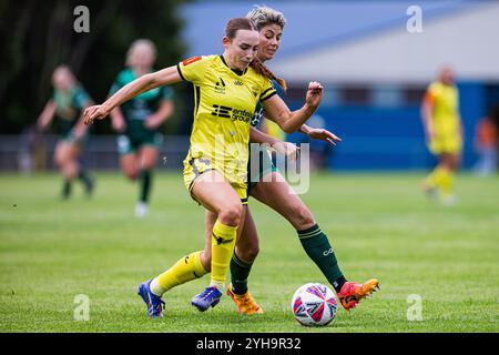 Wellington, Nouvelle-Zélande, 10 novembre 2024. Le défenseur Mackenzie Barry de Wellington Phoenix tente d'échapper aux attentions de Michelle Heyman de Canberra United lors de la deuxième manche du match de football féminin de Ninja A-League entre Wellington Phoenix et Canberra United à Porirua Park le 10 novembre 2024 à Wellington, en Nouvelle-Zélande. Crédit : James Foy/Speed Media/Alamy Live News Banque D'Images