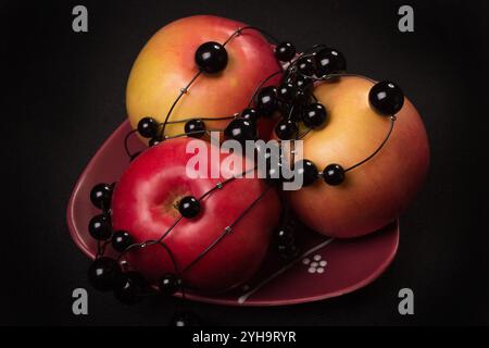 Pommes rouges sur fond noir dans un studio photographique Banque D'Images