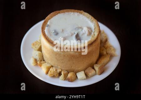 Soupe à la crème avec poulet et champignons dans une assiette de grains Banque D'Images