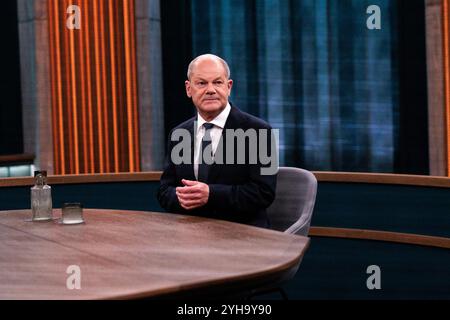 Berlin, Allemagne. 10 novembre 2024. Le chancelier fédéral Olaf Scholz (SPD) est assis dans le studio de télévision de l'émission ARD 'Caren Miosga' avant le début de l'interview en direct. Crédit : Carsten Koall/dpa/Alamy Live News Banque D'Images