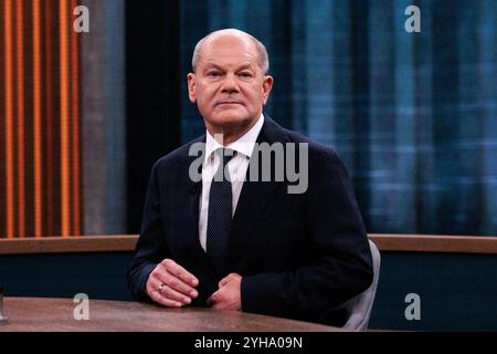 Berlin, Allemagne. 10 novembre 2024. Le chancelier fédéral Olaf Scholz (SPD) est assis dans le studio de télévision de l'émission ARD 'Caren Miosga' avant le début de l'interview en direct. Crédit : Carsten Koall/dpa/Alamy Live News Banque D'Images