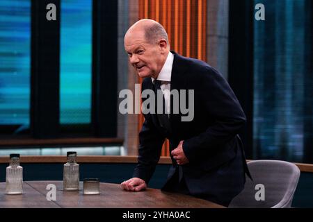 Berlin, Allemagne. 10 novembre 2024. Le chancelier Olaf Scholz (SPD) s'assoit avant le début de l'interview en direct dans le studio de télévision de l'émission ARD 'Caren Miosga'. Crédit : Carsten Koall/dpa/Alamy Live News Banque D'Images