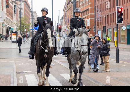 Leeds, Royaume-Uni. 10 NOV. 2024. La police montée patrouille alors que des milliers de personnes se rassemblaient dans les rues pour rendre hommage le dimanche du souvenir. Rassemblés au monument commémoratif de guerre de Leeds, divers régiments et leurs représentants rendent hommage lors d'une cérémonie de dépôt de gerbes, observent les deux minutes de silence et chantent l'hymne national alors que les événements se déroulent dans le pays. Crédit Milo Chandler/Alamy Live News Banque D'Images