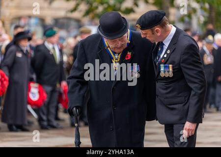 Leeds, Royaume-Uni. 10 NOV. 2024. Conseiller honoraire WS Hyde, président du groupe Leeds, Royal British Legion, alors que des milliers de personnes se sont rassemblées dans les rues pour rendre hommage le dimanche du souvenir. Rassemblés au monument commémoratif de guerre de Leeds, divers régiments et leurs représentants rendent hommage lors d'une cérémonie de dépôt de gerbes, observent les deux minutes de silence et chantent l'hymne national alors que les événements se déroulent dans le pays. Crédit Milo Chandler/Alamy Live News Banque D'Images