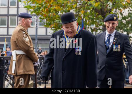 Leeds, Royaume-Uni. 10 NOV. 2024. Conseiller honoraire WS Hyde, président du groupe Leeds, Royal British Legion, alors que des milliers de personnes se sont rassemblées dans les rues pour rendre hommage le dimanche du souvenir. Rassemblés au monument commémoratif de guerre de Leeds, divers régiments et leurs représentants rendent hommage lors d'une cérémonie de dépôt de gerbes, observent les deux minutes de silence et chantent l'hymne national alors que les événements se déroulent dans le pays. Crédit Milo Chandler/Alamy Live News Banque D'Images