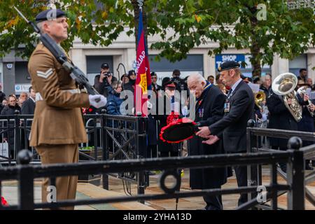 Leeds, Royaume-Uni. 10 NOV. 2024. Conseiller honoraire WS Hyde, président du groupe Leeds, Royal British Legion, dépose une couronne alors que des milliers de personnes se sont rassemblées dans les rues pour rendre hommage le dimanche du souvenir. Rassemblés au monument commémoratif de guerre de Leeds, divers régiments et leurs représentants rendent hommage lors d'une cérémonie de dépôt de gerbes, observent les deux minutes de silence et chantent l'hymne national alors que les événements se déroulent dans le pays. Crédit Milo Chandler/Alamy Live News Banque D'Images