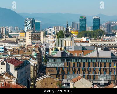 Vue aérienne drone de la ville de Sarajevo. Capitale de la Bosnie-Herzégovine. Bâtiments et rues, vue d'en haut. Banque D'Images