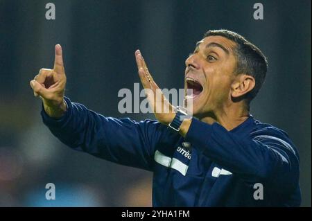 Salerne, Italie. 10 novembre 2024. Moreno Longo, entraîneur-chef de la SSC Bari, fait des gestes lors du match de Serie B opposant l'US Salernitana à la SSC Bari au Stadio Arechi, Salerne, Italie, le 10 novembre 2024. Crédit : Nicola Ianuale/Alamy Live News Banque D'Images