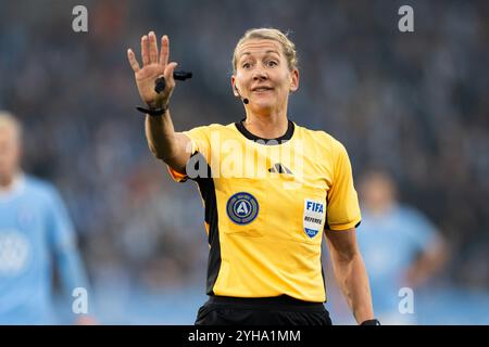 Malmoe, Suède. 10 novembre 2024. Arbitre Tess Olofsson vu lors du match Allsvenskan entre Malmoe FF et Brommapojkarna à Eleda Stadion à Malmoe crédit : Gonzales photo/Alamy Live News Banque D'Images