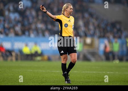 Malmoe, Suède. 10 novembre 2024. Arbitre Tess Olofsson vu lors du match Allsvenskan entre Malmoe FF et Brommapojkarna à Eleda Stadion à Malmoe crédit : Gonzales photo/Alamy Live News Banque D'Images