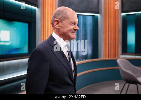 Berlin, Allemagne. 10 novembre 2024. Le chancelier fédéral Olaf Scholz (SPD) entre dans le studio de télévision avant le début de l'interview en direct sur l'émission ARD 'Caren Miosga'. Crédit : Carsten Koall/dpa/Alamy Live News Banque D'Images