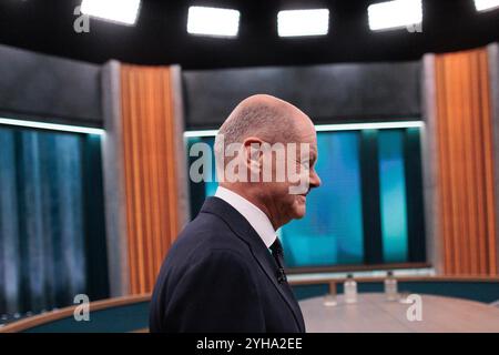 Berlin, Allemagne. 10 novembre 2024. Le chancelier fédéral Olaf Scholz (SPD) entre dans le studio de télévision avant le début de l'interview en direct sur l'émission ARD 'Caren Miosga'. Crédit : Carsten Koall/dpa/Alamy Live News Banque D'Images