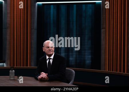 Berlin, Allemagne. 10 novembre 2024. Le chancelier fédéral Olaf Scholz (SPD) est assis dans le studio de télévision de l'émission ARD 'Caren Miosga' avant le début de l'interview en direct. Crédit : Carsten Koall/dpa/Alamy Live News Banque D'Images