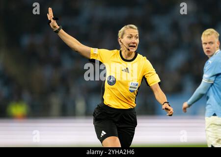 Malmoe, Suède. 10 novembre 2024. Arbitre Tess Olofsson vu lors du match Allsvenskan entre Malmoe FF et Brommapojkarna à Eleda Stadion à Malmoe crédit : Gonzales photo/Alamy Live News Banque D'Images