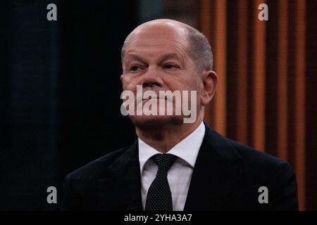 Berlin, Allemagne. 10 novembre 2024. Le chancelier fédéral Olaf Scholz (SPD) est assis dans le studio de télévision de l'émission ARD 'Caren Miosga' avant le début de l'interview en direct. Crédit : Carsten Koall/dpa/Alamy Live News Banque D'Images