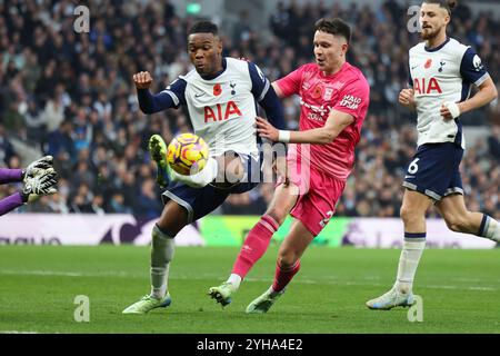 Londres, Royaume-Uni. 10 novembre 2024. Le défenseur de Tottenham Hotspur Destiny Udogie (13 ans) combat l'attaquant d'Ipswich Town George Hirst (27 ans) lors du match de Tottenham Hotspur FC contre Ipswich Town FC English premier League au Tottenham Hotspur Stadium, Londres, Angleterre, Royaume-Uni le 10 novembre 2024 Credit : Every second Media/Alamy Live News Banque D'Images