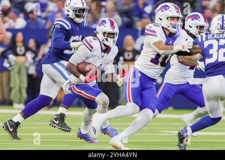 Indianapolis, Indiana, États-Unis. 10 novembre 2024. James Cook (4) porte le coude de balle à un pâté de maisons du receveur des Buffalo Bills Khalil Shakir (10) pendant le match entre les Buffalo Bills et les Indianapolis Colts au Lucas Oil Stadium, Indianapolis, Indiana. (Crédit image : © Scott Stuart/ZUMA Press Wire) USAGE ÉDITORIAL SEULEMENT! Non destiné à UN USAGE commercial ! Banque D'Images