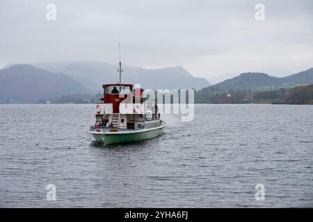 Ullswater Steamer Raven sur le lac Ullswater, Cumbria, Royaume-Uni Banque D'Images